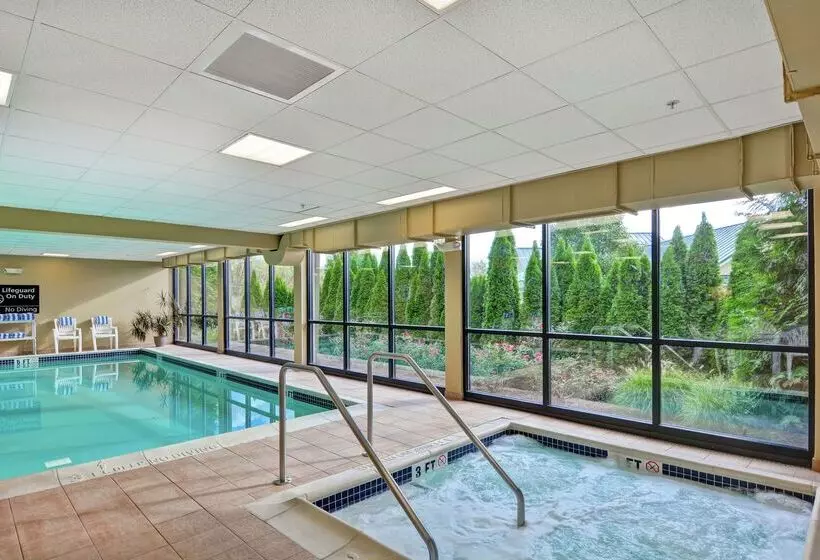 Отель Hampton Inn Lewisburg