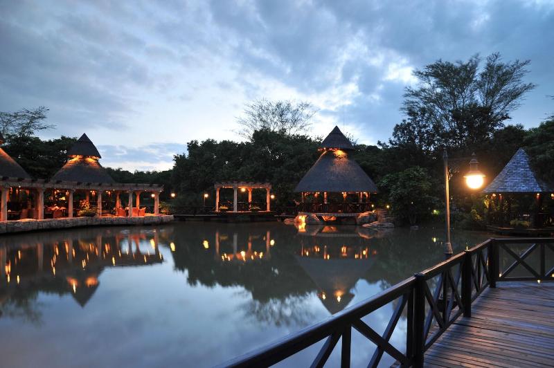 Отель Summerfield Luxury Resort & Botanical Garden