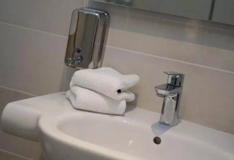 Majatalo Guest House Capital Inn