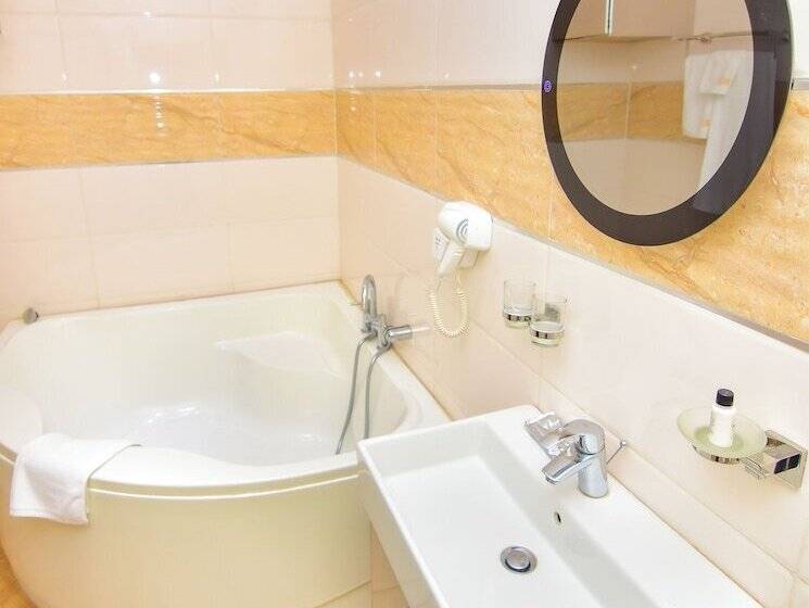 The Hallmark Hub Hotel And Apartments