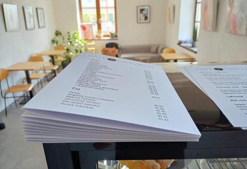 Bed and Breakfast Kafe V Obýváku