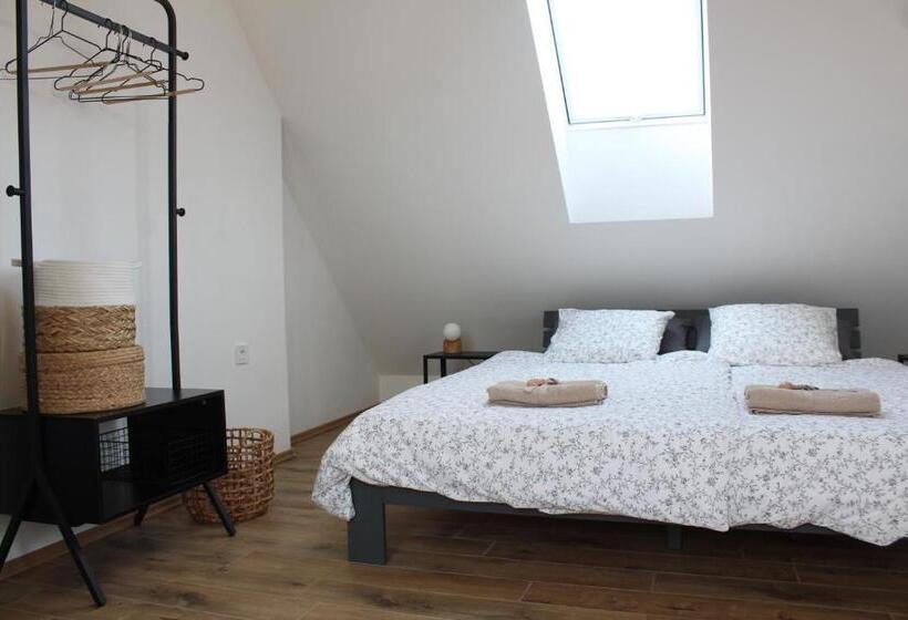 Bed and Breakfast Kafe V Obýváku