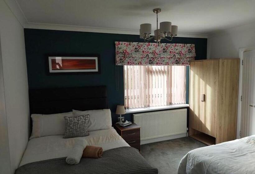 פנסיון Room In Guest Room   Family Room With Private Bathroom