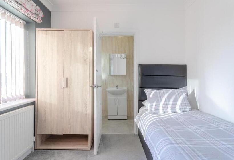 פנסיון Room In Guest Room   Family Room With Private Bathroom