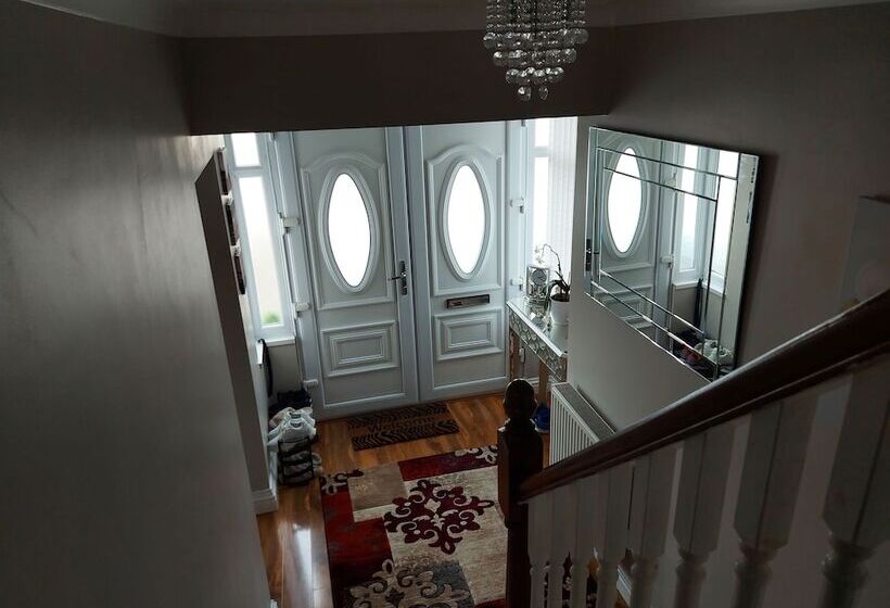 פנסיון Room In Guest Room   Family Room With Private Bathroom