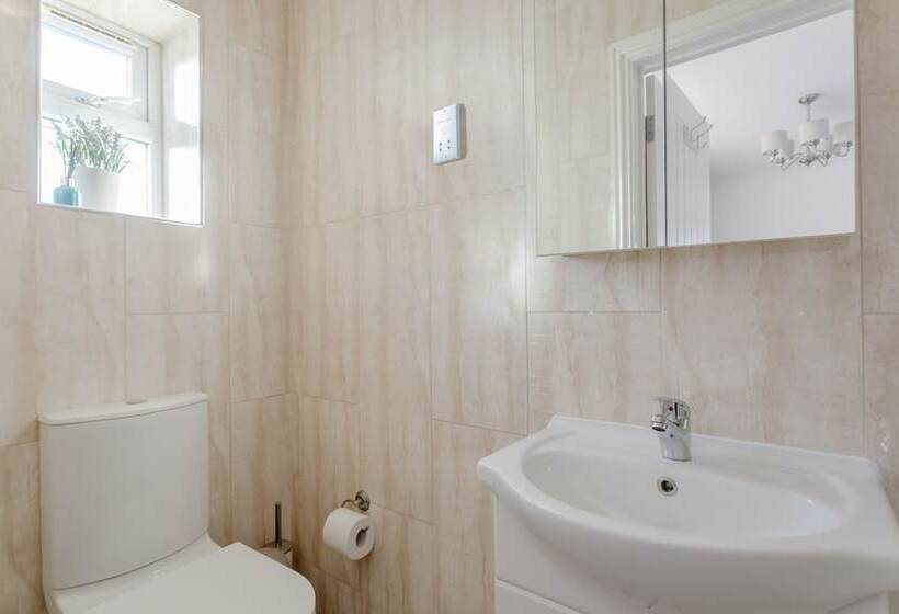 פנסיון Room In Guest Room   Family Room With Private Bathroom