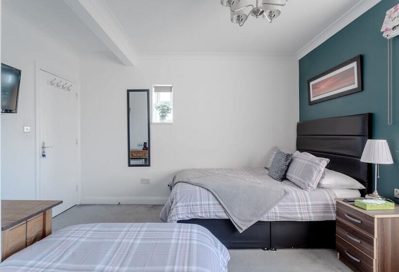 פנסיון Room In Guest Room   Family Room With Private Bathroom