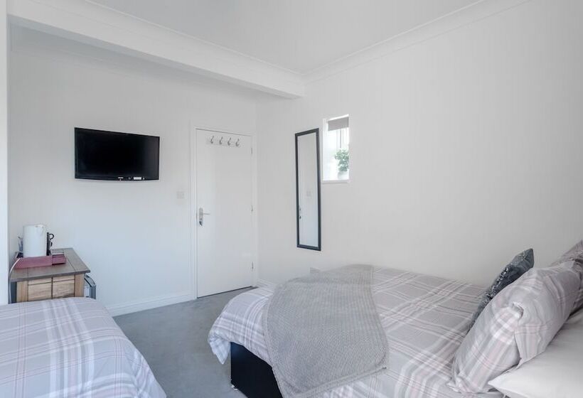 פנסיון Room In Guest Room   Family Room With Private Bathroom