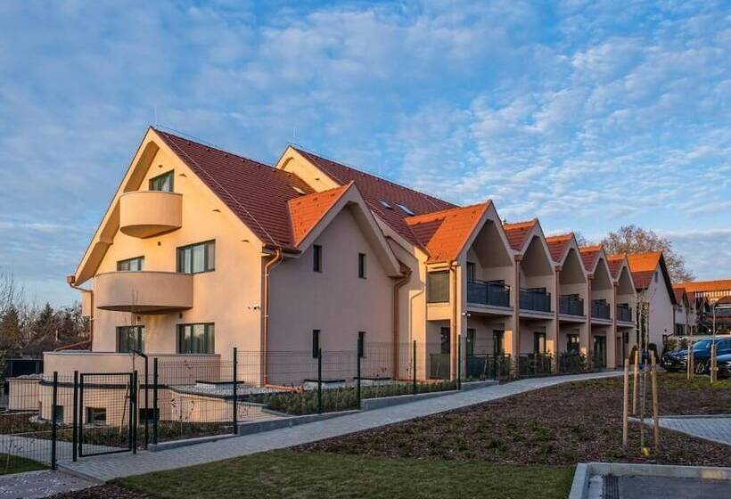 住宿加早餐  Kistucsok Food & Room