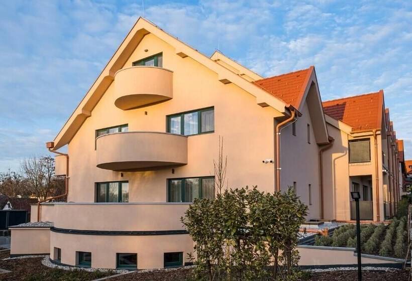 住宿加早餐  Kistucsok Food & Room