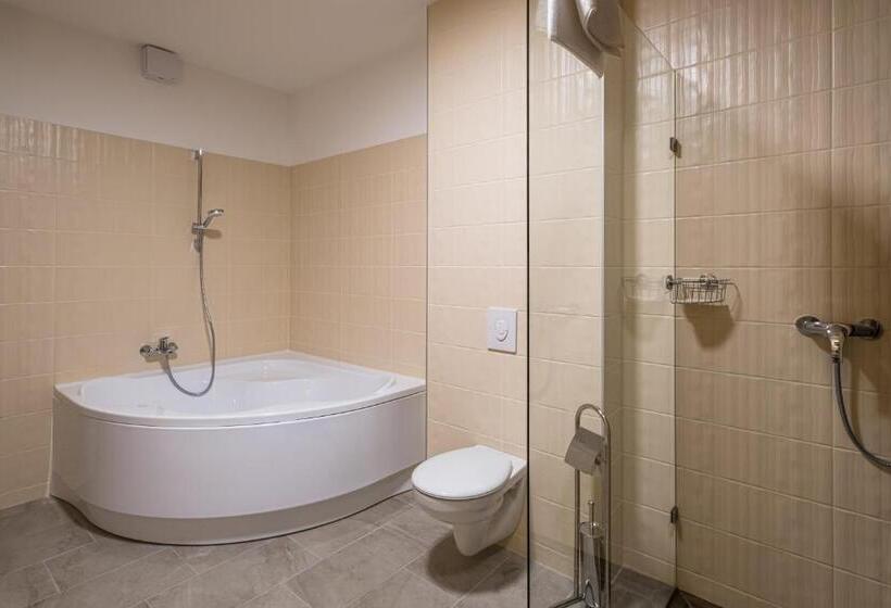 住宿加早餐  Kistucsok Food & Room