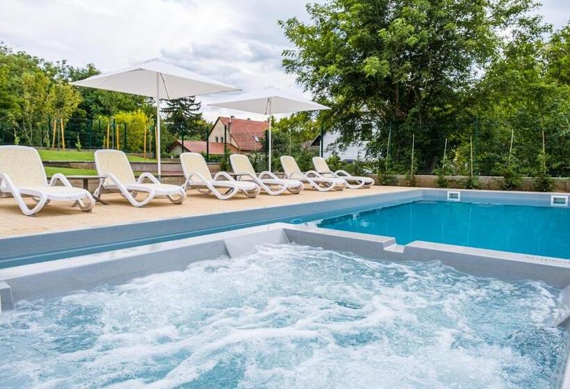 住宿加早餐  Kistucsok Food & Room