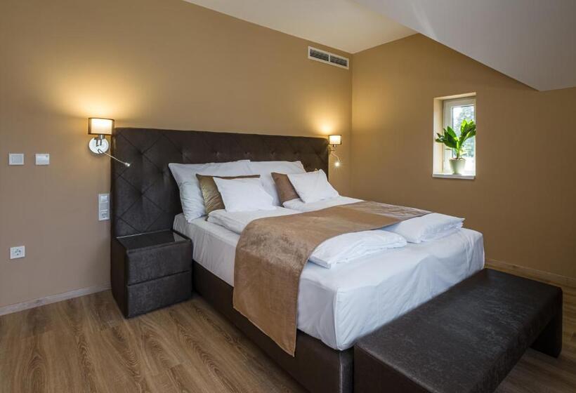 住宿加早餐  Kistucsok Food & Room