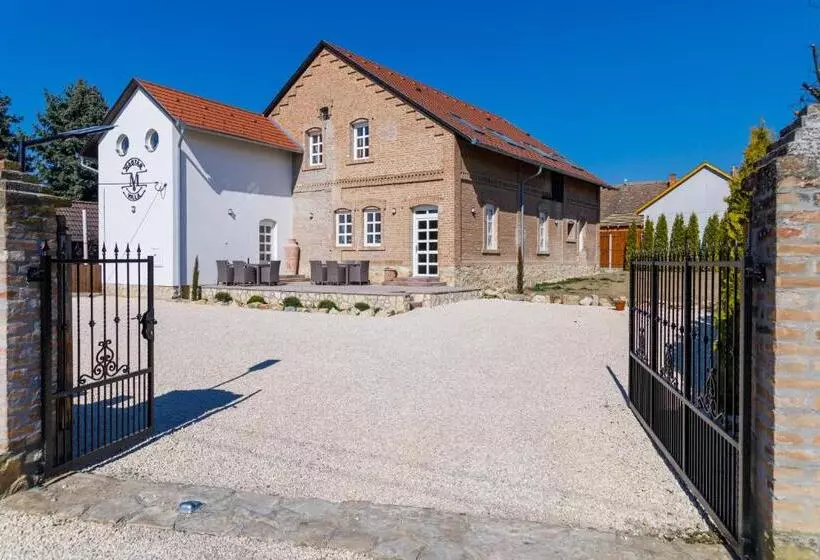 Aamiaismajoitus (B&B) Magtár Villa