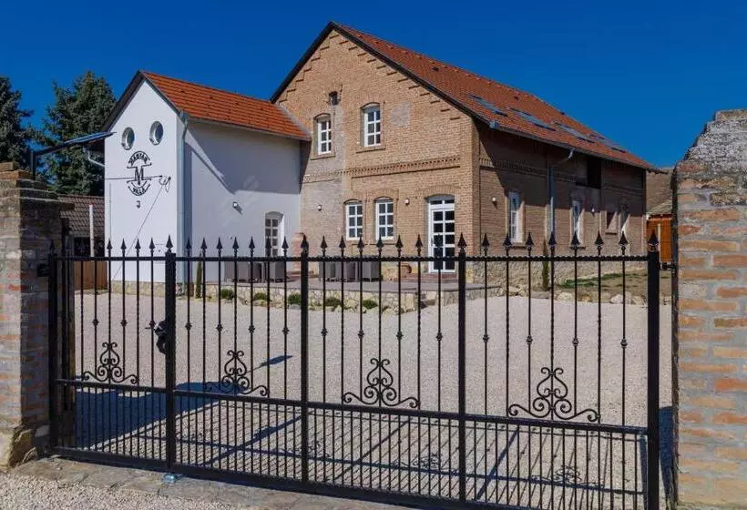 Aamiaismajoitus (B&B) Magtár Villa