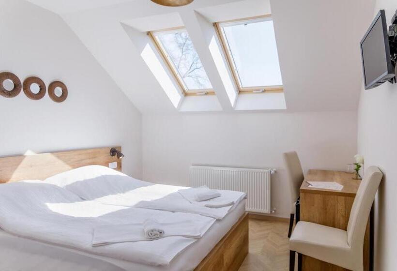 ベッドアンドブレックファースト Magtár Villa