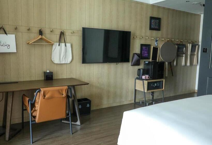 Hotel Moxy Shenzhen North Station