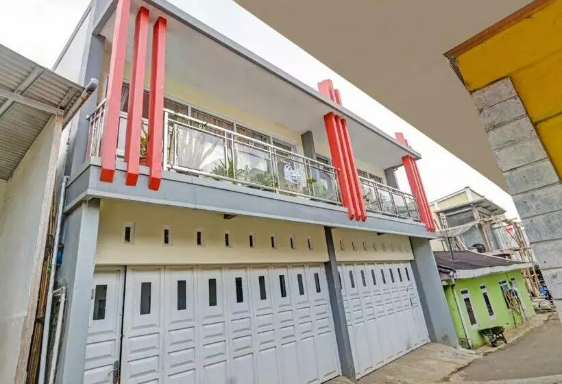 ホテル Spot On 90698 Delfi Homestay Syariah