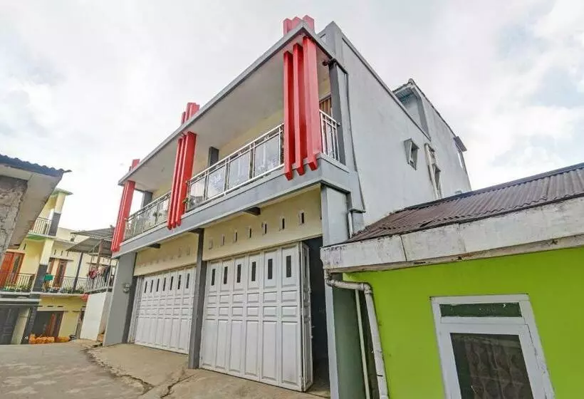 ホテル Spot On 90698 Delfi Homestay Syariah