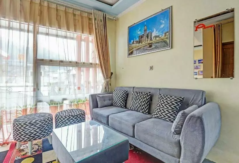 ホテル Spot On 90698 Delfi Homestay Syariah