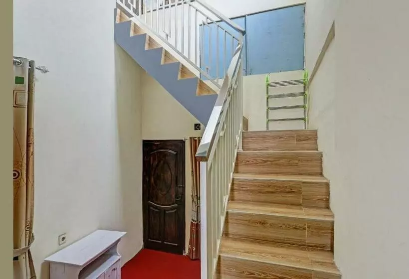 ホテル Spot On 90698 Delfi Homestay Syariah