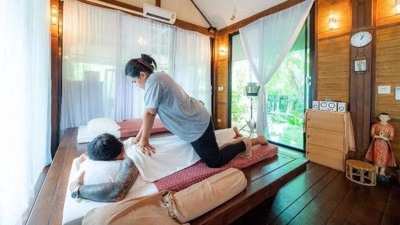 Baan Klang Aow Beach Resort