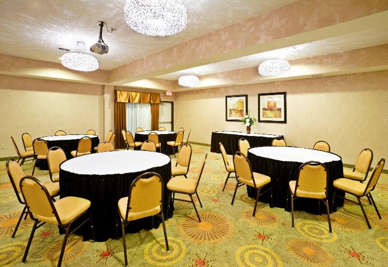 בית מלון כפרי Holiday Inn Express & Suites Dallas East   Fair Park, An Ihg