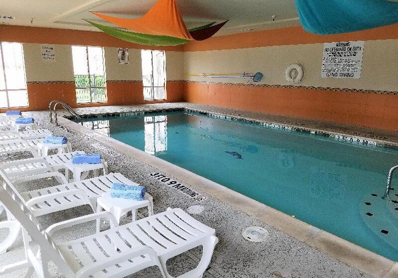 בית מלון כפרי Holiday Inn Express & Suites Dallas East   Fair Park, An Ihg