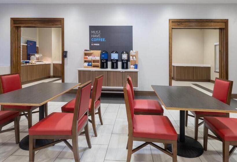 בית מלון כפרי Holiday Inn Express & Suites Dallas East   Fair Park, An Ihg