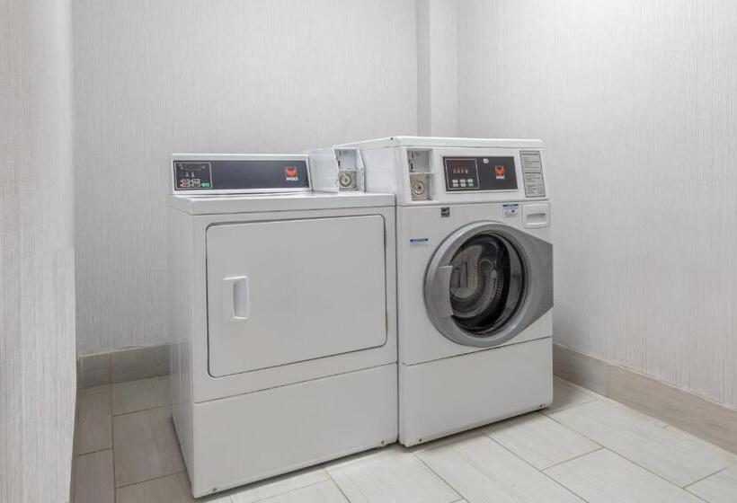 בית מלון כפרי Holiday Inn Express & Suites Dallas East   Fair Park, An Ihg