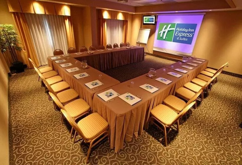 فندق Holiday Inn Express & Suites Monterrey Aeropuerto, An Ihg