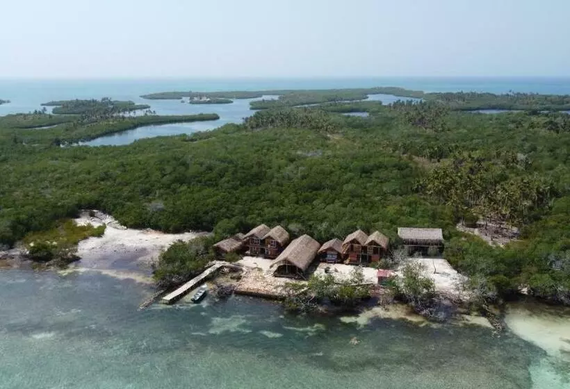 Santa Lova Eco Hostel Isla Tintipan