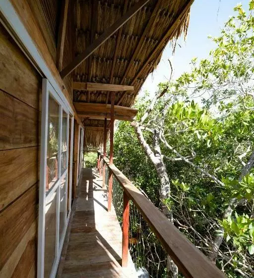 Santa Lova Eco Hostel Isla Tintipan