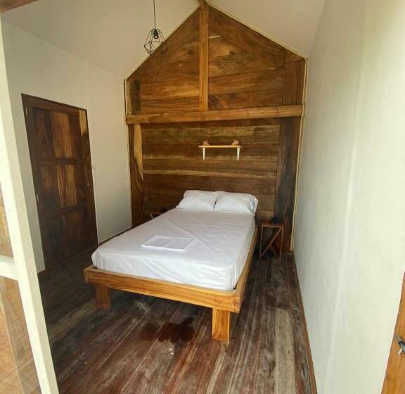 Santa Lova Eco Hostel Isla Tintipan