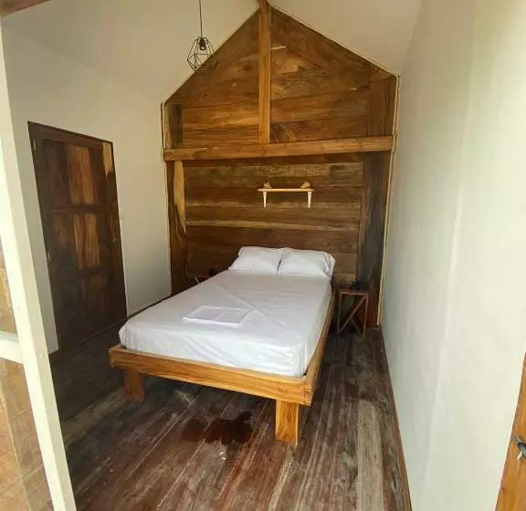 Santa Lova Eco Hostel Isla Tintipan