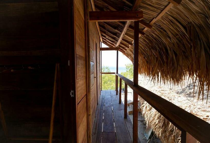 Santa Lova Eco Hostel Isla Tintipan