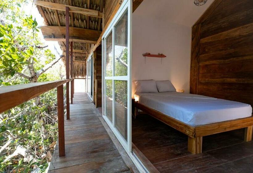 Santa Lova Eco Hostel Isla Tintipan