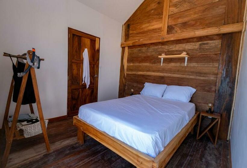 Santa Lova Eco Hostel Isla Tintipan