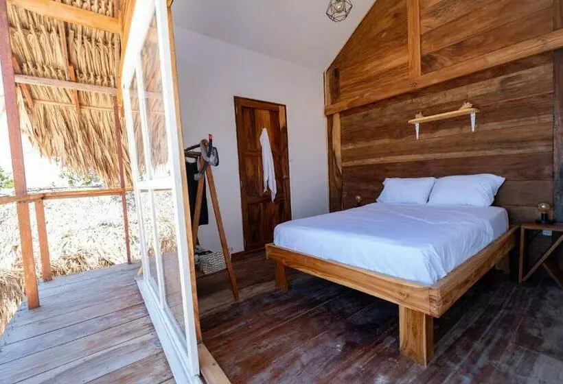 Santa Lova Eco Hostel Isla Tintipan