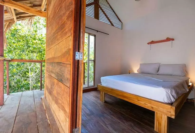 Santa Lova Eco Hostel Isla Tintipan