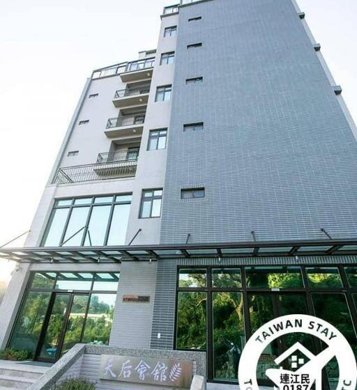 هاستل God’s Queen Esther