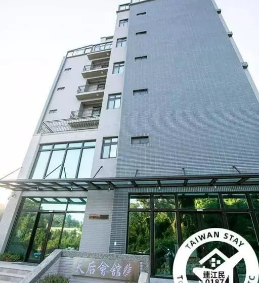 هاستل God’s Queen Esther