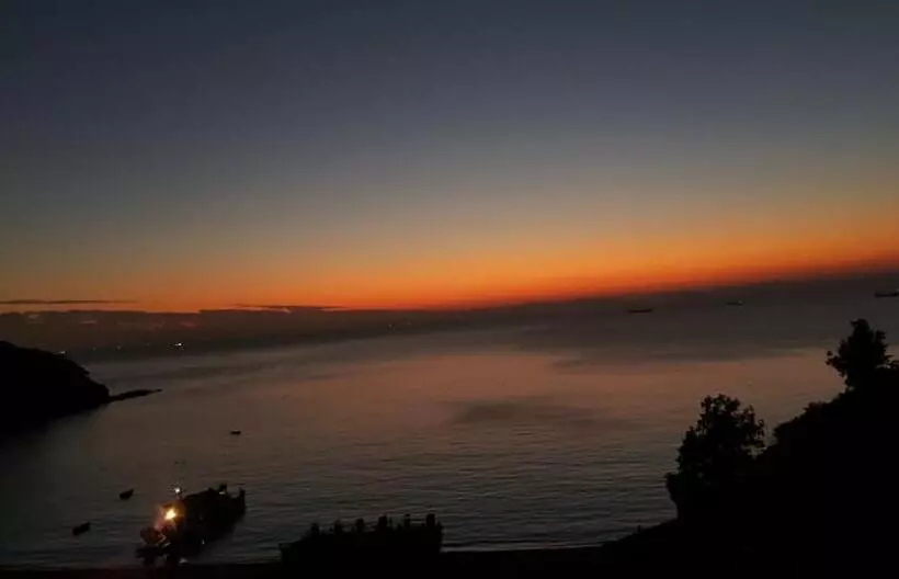 هاستل God’s Queen Esther