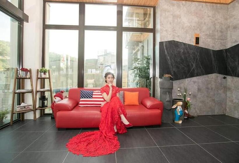 هاستل God’s Queen Esther