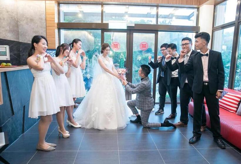 هاستل God’s Queen Esther