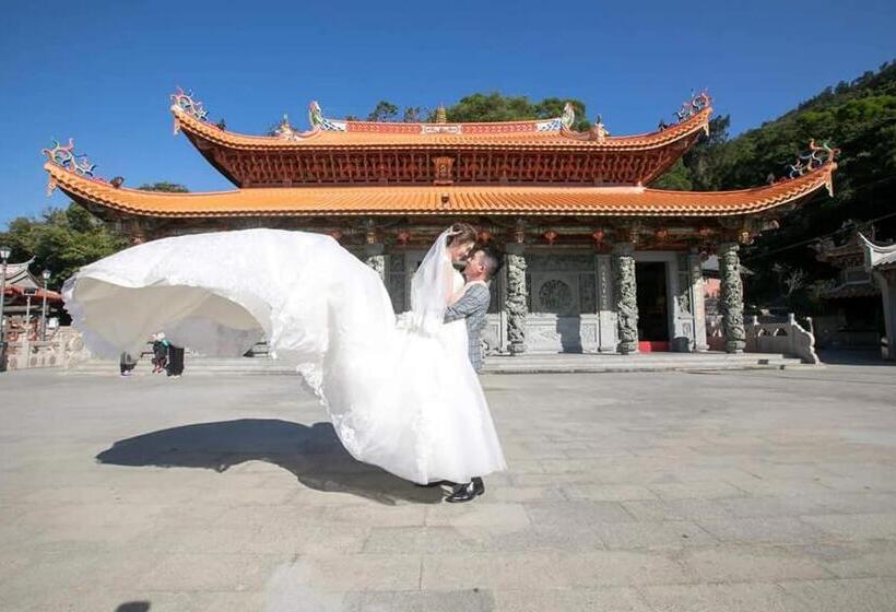 هاستل God’s Queen Esther