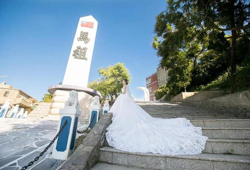 هاستل God’s Queen Esther