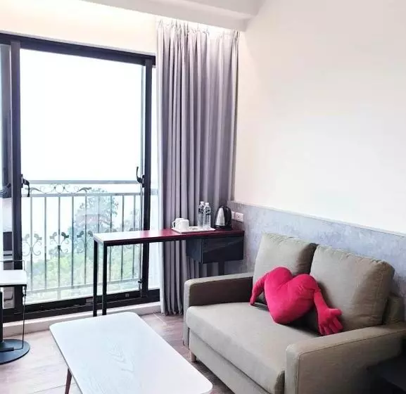 هاستل God’s Queen Esther