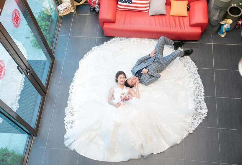 هاستل God’s Queen Esther