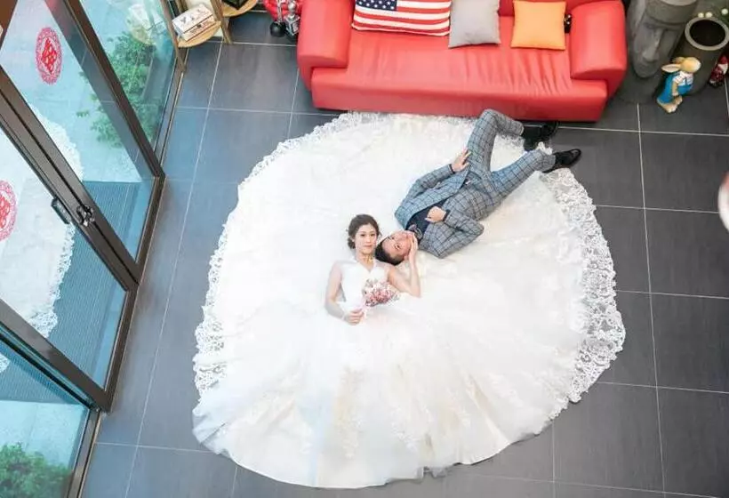 هاستل God’s Queen Esther